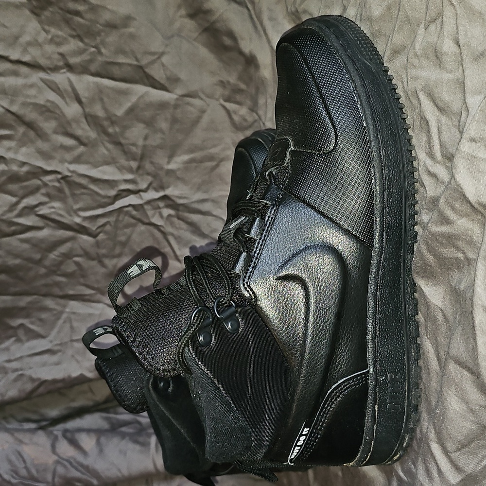 VGUC Nike Men's Black Mid-Top Sneaker Boots Sz 8
